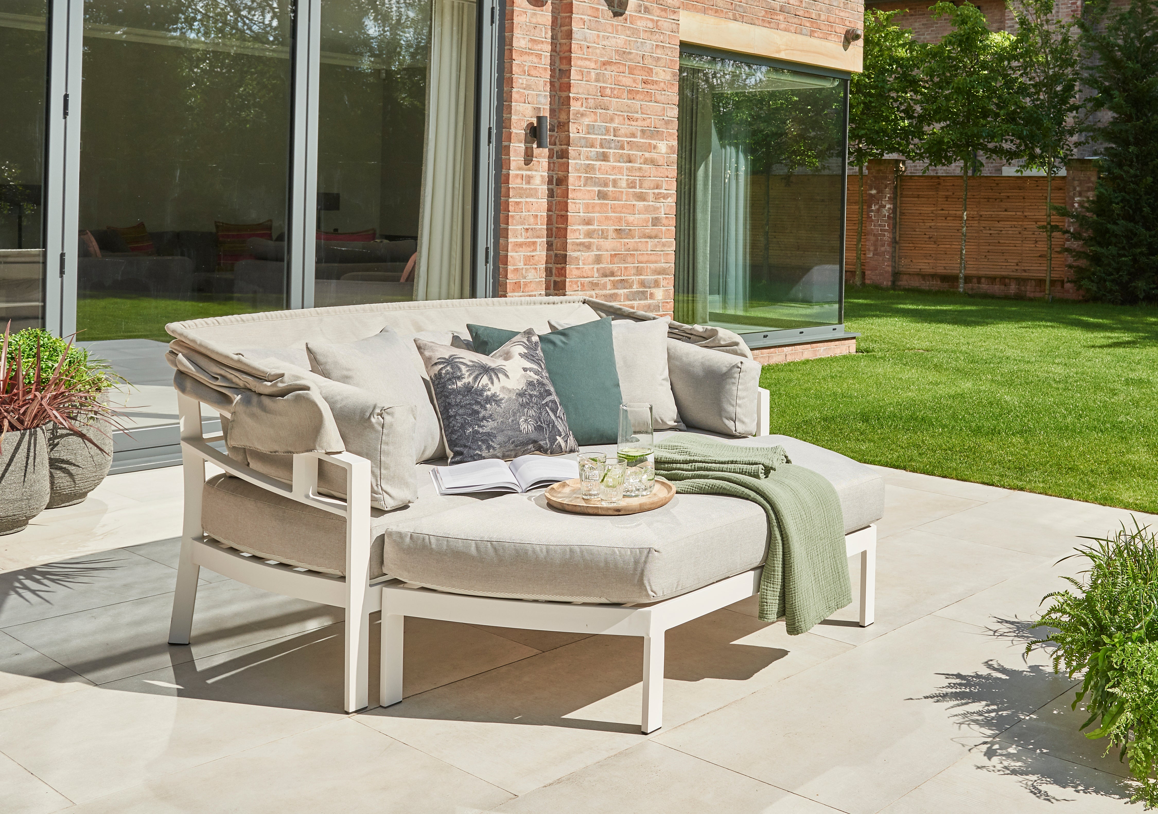 Norfolk Leisure Titchwell Aluminium Day Bed in White