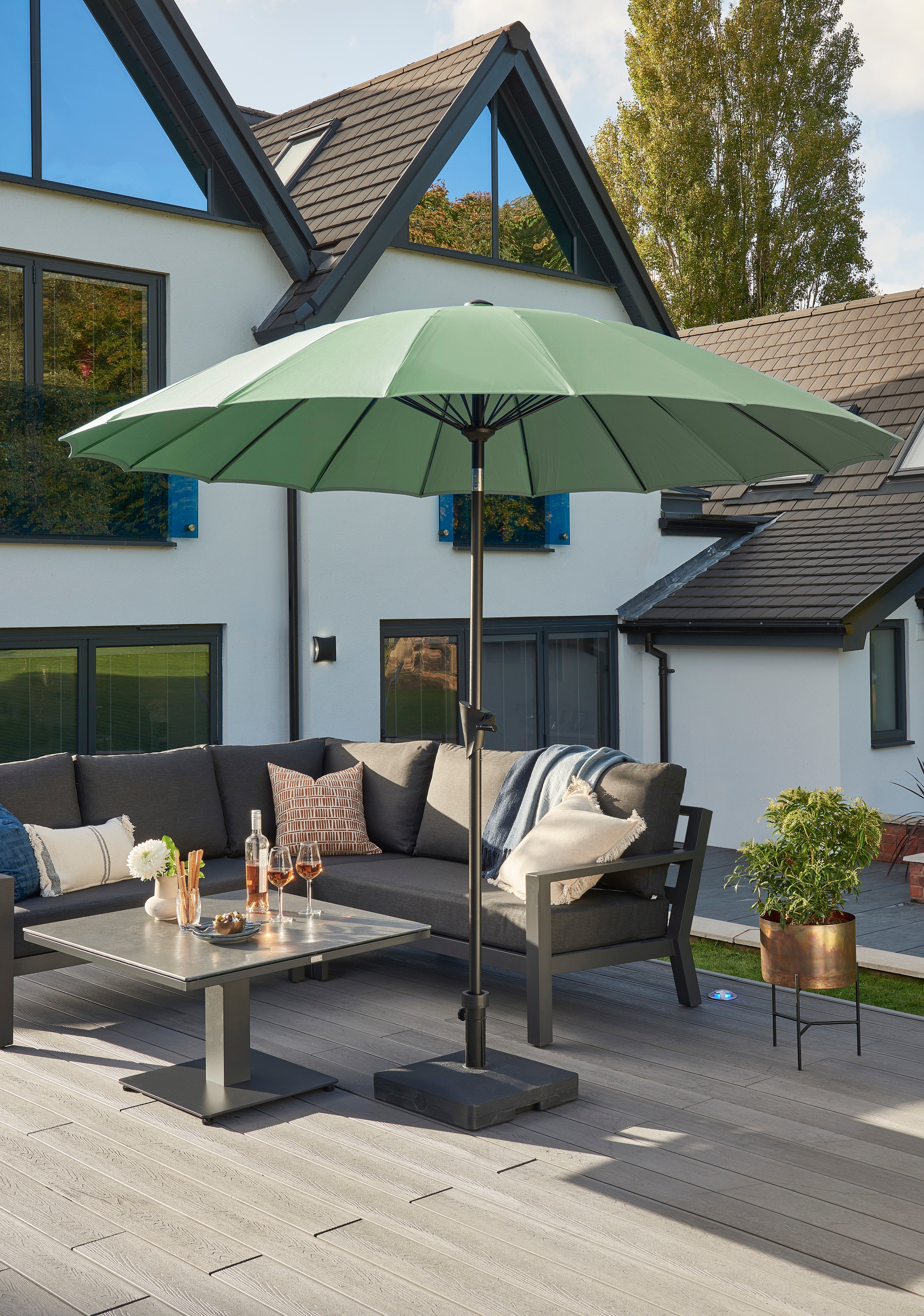 Norfolk Leisure 2.7m Round Geisha Parasol with Night Cover