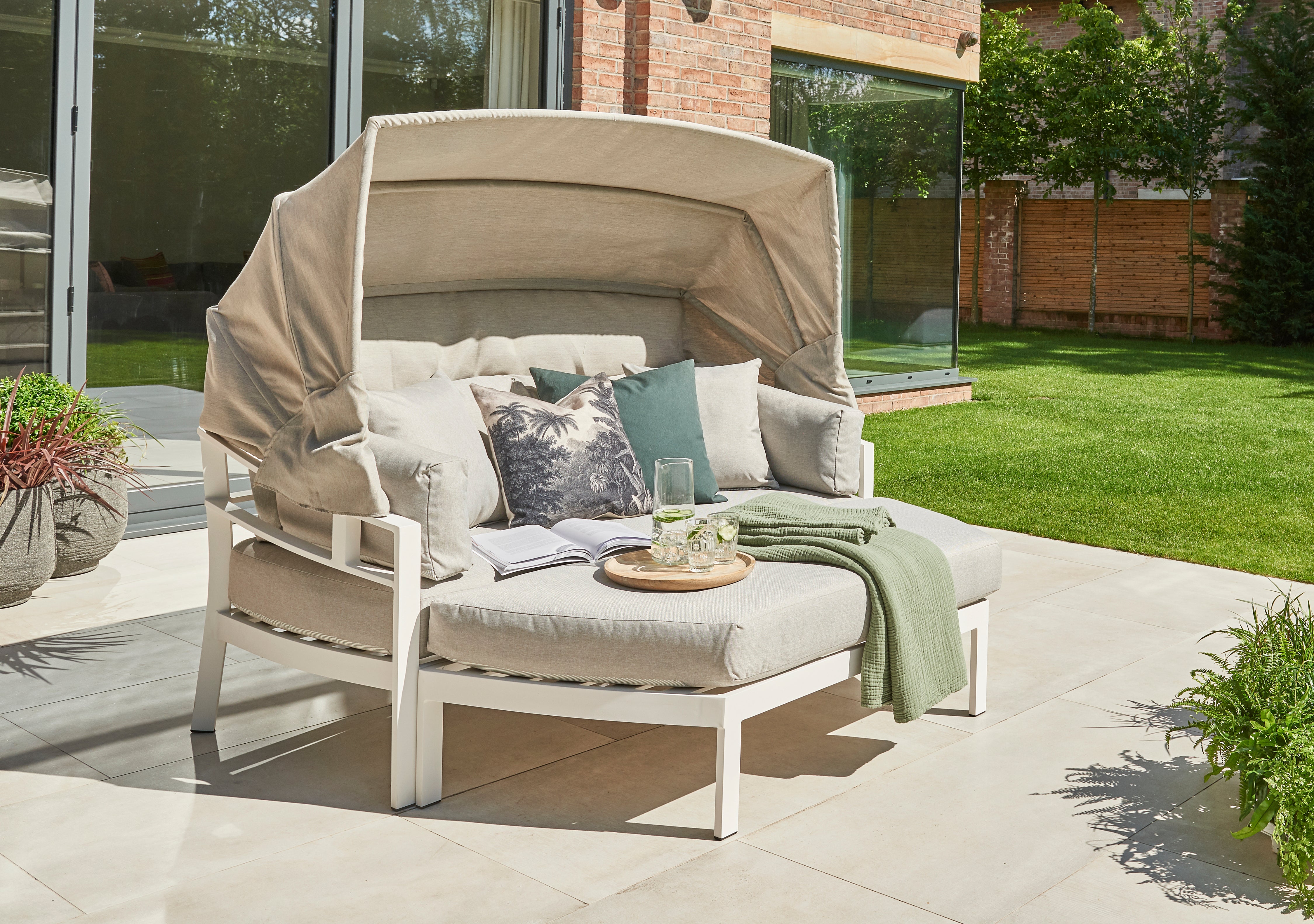 Norfolk Leisure Titchwell Aluminium Day Bed in White