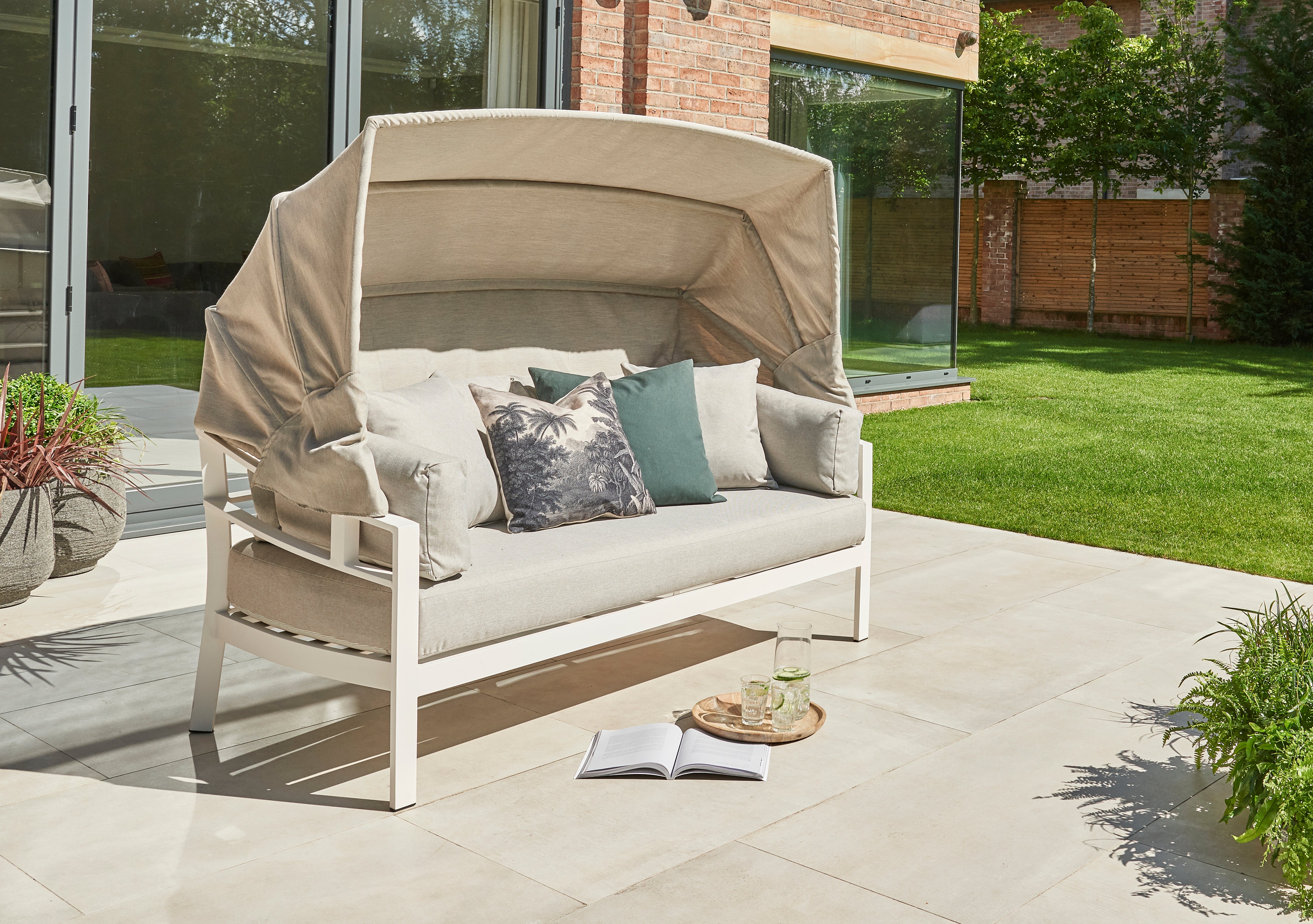 Norfolk Leisure Titchwell Aluminium Day Bed in White