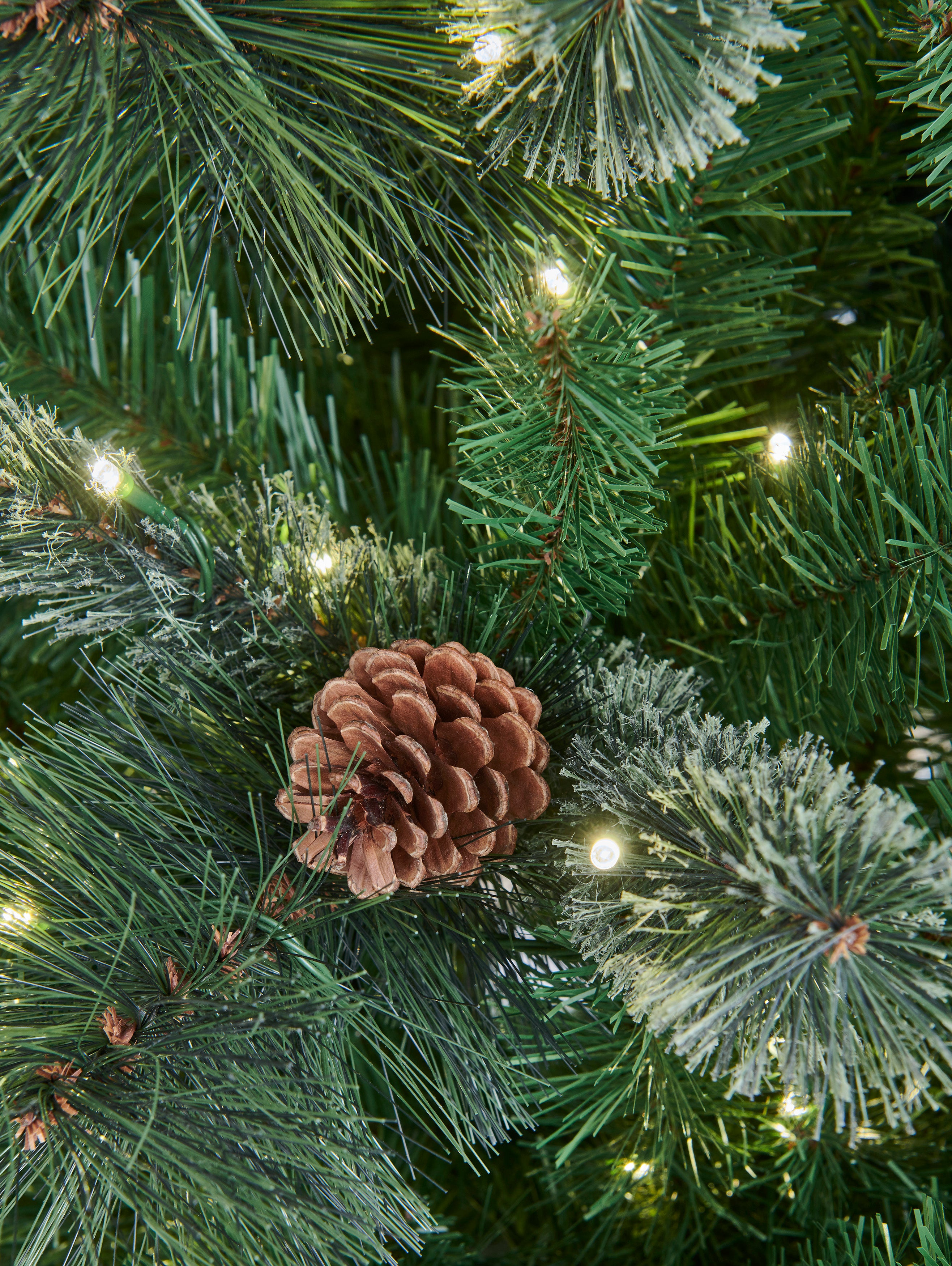 Bosk 7.5ft Killarney Spruce Artificial Christmas Tree with 550 Warm White LED Lights